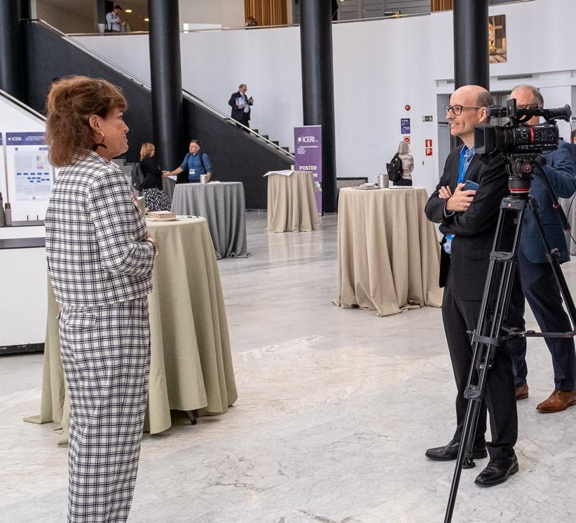 Agustín López supervisando entrevista científica